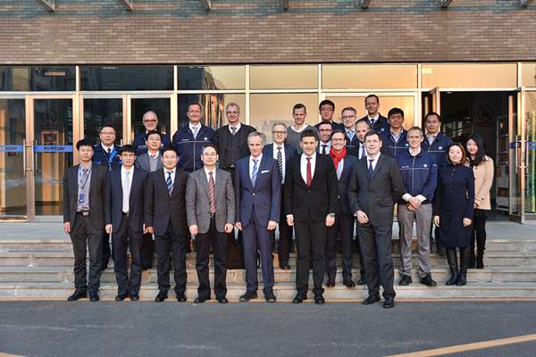 華晨寶馬團隊蒞臨新松公司參觀考察 華晨寶馬團隊蒞臨新松公司參觀考察