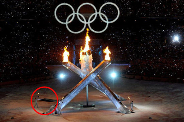 1526546562503583.jpg 溫哥華冬奧開幕式一根火炬立柱沒升起來.jpg