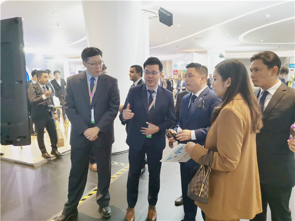 1573701122231978.jpg 馬來西亞國際貿易及工業部長拿督達勒雷京親臨新松展位.jpg