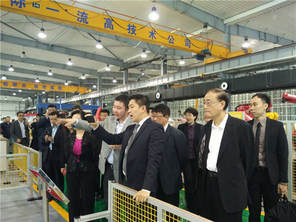 1573701321599370.jpg 新加坡國會議長陳川仁一行蒞臨新松公司考察.jpg