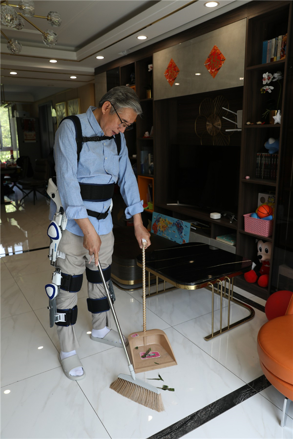 1654821356673501.jpg (圖)新松穿戴式下肢助行器可輔助老人完成日常家務1.jpg
