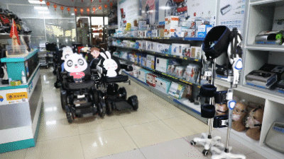 1654821443921444.gif (圖)新松穿戴式下肢助行器在康復輔具用品店.gif