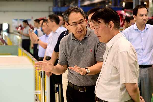 國家發改委東北振興司司長周建平蒞臨新松公司參觀考察