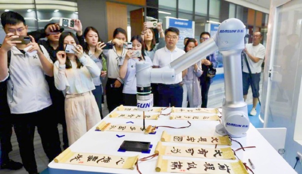 中國日報網——遼寧沈陽：新松智能機器人“書法家”秀才藝